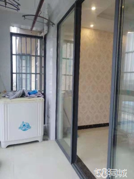 中央豪景 电梯十楼 赠送10平方 四室一卫